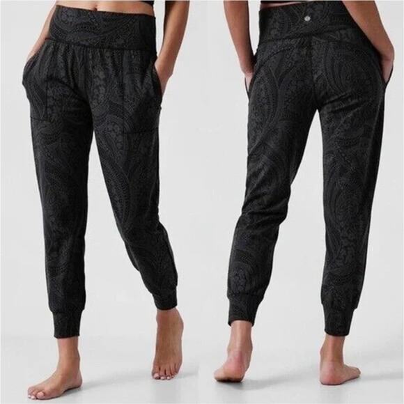 Athleta Salutation Textured Jogger Pants Dreamweaver Black Paisley Size M - Picture 1 of 10